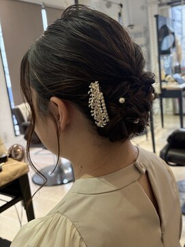 ハーティーモトヤワタ(hearty MOTOYAWATA) 編み込み×パールアクセで魅せるクラシカルシニヨン