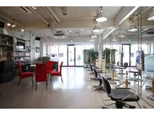 ビー ヘアードレッサーズ(b.Hair Dressers)の雰囲気（太陽光が店内まで注ぐ明るさ）