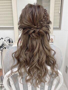 リサ 恵比寿(risa.) 四つ編みとねじりのハーフアップ