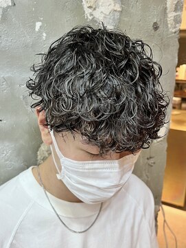 アカ(ACA) 波巻きツイストスパイラルパーマメンズ 大通札幌センターパート