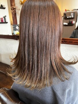 ラフ(RaF*) アッシュベージュミディアム外ハネ×アースカラーストレート