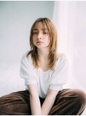 顔周りレイヤーセミロング×ホワイトベージュ