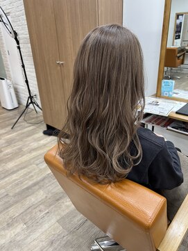 ルチナ 秦野(Lucina) ミルクティーグレージュ/ゆるふわロング/リペアトリートメント