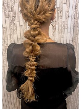 スリー(three) ヘアセット ヘアアレンジ 編み下ろし