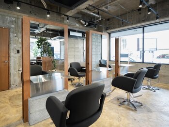 アップデート(up date)の写真/【名東区に待望のNEW OPEN】大きな窓から自然光が差し込み、リラックスできる上質空間で癒しのひと時を―。