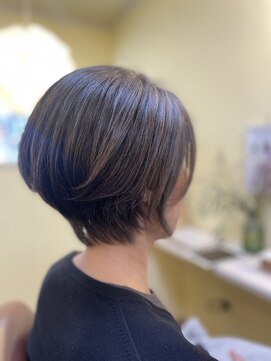 大人女性のくびれショート