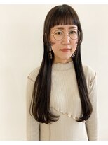 ヨハ ク ロングヘアの顔まわりに遊びをプラス