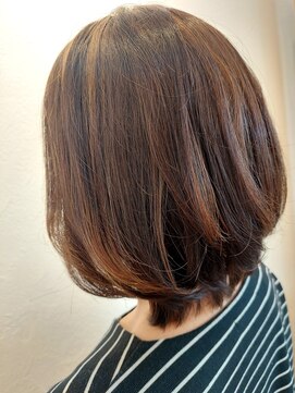 タエビスアリッサム(Taebis Alyssum) 3Dボブ(3Dカラー、白髪ぼかし、ふんわりボブレイヤー)