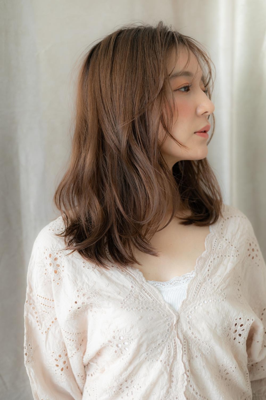 透明感グレーベージュ小顔レイヤーカットTb8上尾20代30代40代