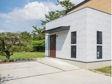 田舎にひっそりとある静かな美容室です。お店の前が駐車場です