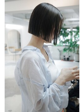 フェイヴィーズ(FavyS) 暗め透明感切りっぱなしアゴラインミニボブ