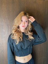 棗&nbsp;田辺／ブロンドのゆるウェーブロング