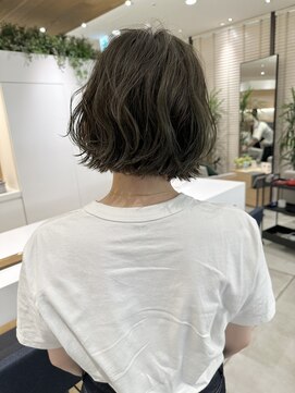 ステア ケース(stair case) 大人モード前下がり外ハネボブレイヤーコテ巻き