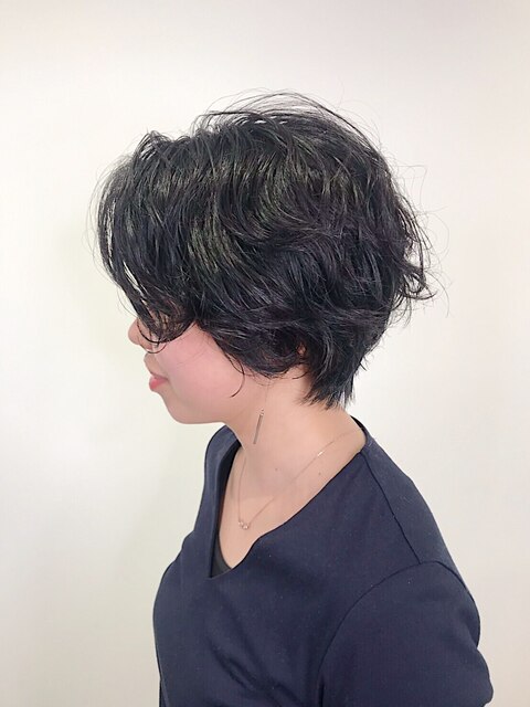 ショートヘアの無造作ゆるふわパーマ