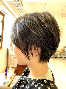 タヒエ(tahie) クラゲヘアー#ショートレイヤー#アッシュブラウン#オフィスヘア