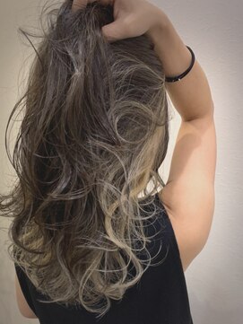 リノ(un Lino) グレージュ系インナーカラー