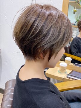 マグ ギンザ(mag ginza) 大人ショート・絶壁カバー・明るい白髪染めベージュ【BISA】