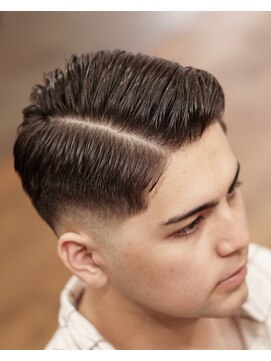 ローカルボンドカットクラブ(LOCAL BOND CUT CLUB) 外国人風　BARBER　STYLE　フェードカット