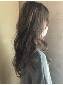 ロングヘアのコントラストハイライトカラー