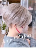 ダブルカラーで作るプラチナブロンドヘア