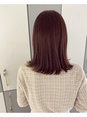 暖色系カラーのピンクブラウンのミディアムヘア