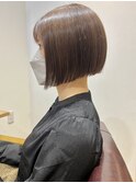 前下がりボブニュアンスカラー透明感ブラウン大人ショートカット