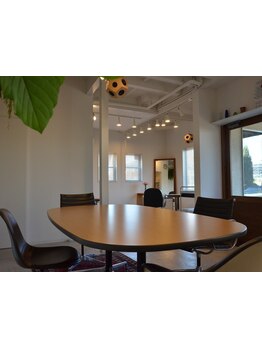 朝6時～深夜24時対応。出勤前も仕事帰りも通える大人の自由時間