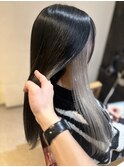 ブラック×シルバーのコントラストカラー。