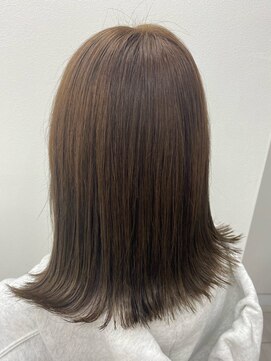 カットハウス ニューヨーク(CUT HOUSE NEW YORK) ミディアム　外ハネ　グレージュカラー