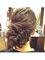 マッチレス(matchless)&nbsp;大人っぽく艶を出して下に作るシニヨン