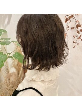 マウロア(MAULOA) “くびれボブ 外ハネ シースルーバング”中西英美子