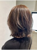切りっぱなしミディボブをルーズに楽しむ