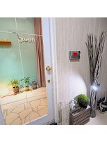 ヘッドスパサロングリーン(green)&nbsp;入店して右手に待合の椅子がございます