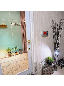ヘッドスパサロングリーン(green) 入店して右手に待合の椅子がございます