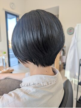 オーオ(OOO) 前下がりショート