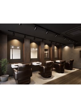 温かみのあるシックな大人のサロンをイメージした茶色ベースの店内。忙しい日々の疲れを癒します…＊