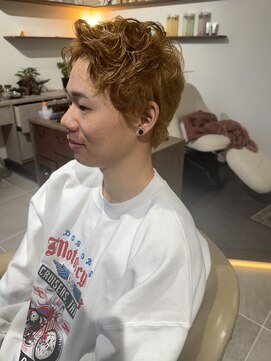 シラス(SiLasu) 金髪スパイキーピンパーマ