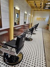 アメリカンクラシカルな店内。タイルとイエローのMIXで都会的な空間☆