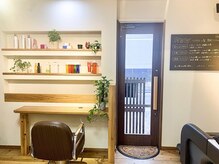 ヘアーデザイン キューブ(hair design cube)の雰囲気（入口を入るとウッディな店内。小物達が並ぶ落ち着ける空間♪）