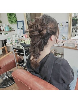 フィカス(Ficus) 編み下ろしフェミニンスタイル