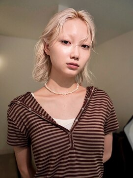 トゥコ(tuco) 根元ブラウン　ホワイトブロンド　ボブ　根元ブリーチ無し