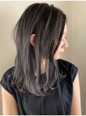 顔周りレイヤーカット外ハネワンカール×艶髪ホワイトグレージュ