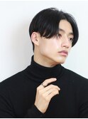 ナチュラルモードの黒髪センターパートスタイル