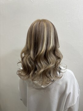 ラビス クローバー(Lovis clover) ニュアンスカラー　ツヤ髪　センターパート