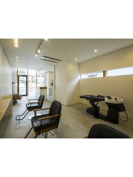 魅力を引き出す顔周りの似合わせカットが自慢のサロン。あなたの個性を引き立てるスタイルをご提案します◇