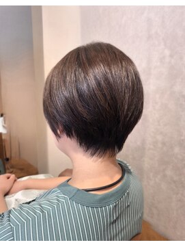ムーア(MUA) 大人かわいい丸みショート