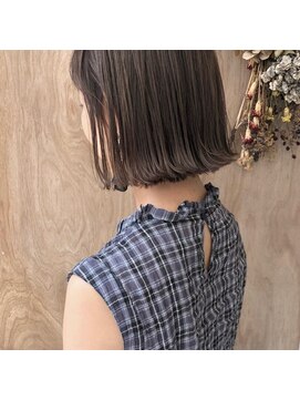 ツイギー 伊賀上ビル店(TWiGGY) 切りっぱなし外ハネ、ミニボブ。透明感ハイトーン。
