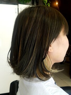 オッジ ヘアー ジャッロ(Oggi Hair giallo) 外はねボブ