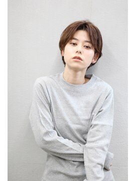 エヌ(N) センターパートのナチュラルショート