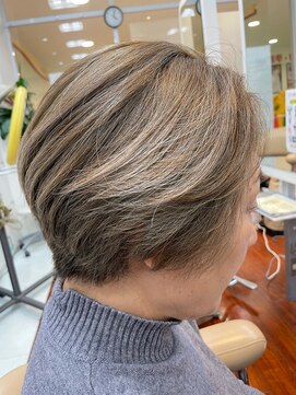 ラディシュ さがみ野(RADISH) 脱白髪染め大人ショートスモーキーベージハンサムショート